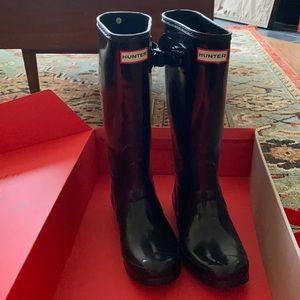 Hunter “Huntress” glossy rain boots in black